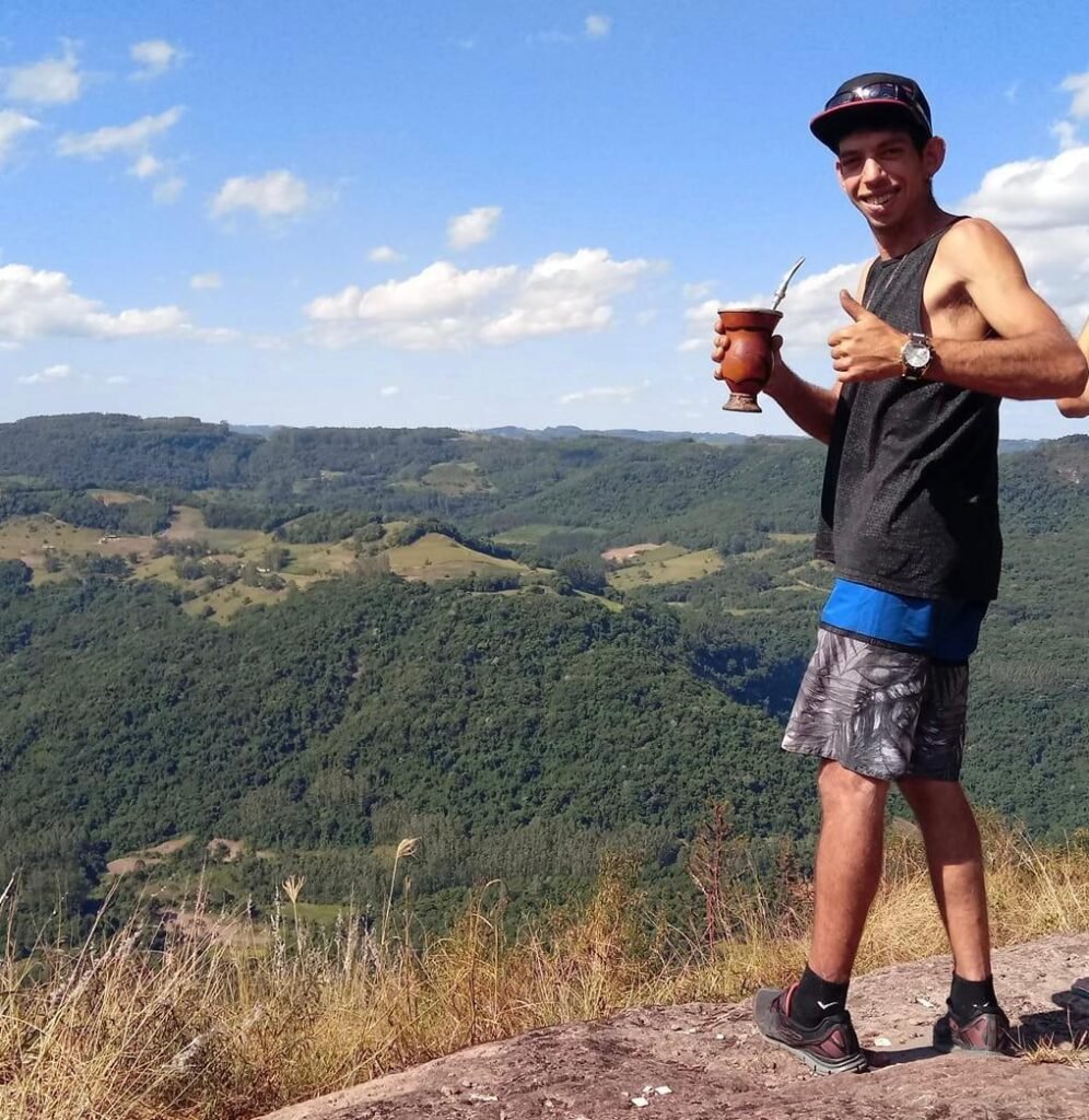 Ricardo Weschenfelder Noé, de 35 anos, morreu ao ser atingido por um tronco de madeira enquanto descarregava um caminhão, em Carlos Barbosa.