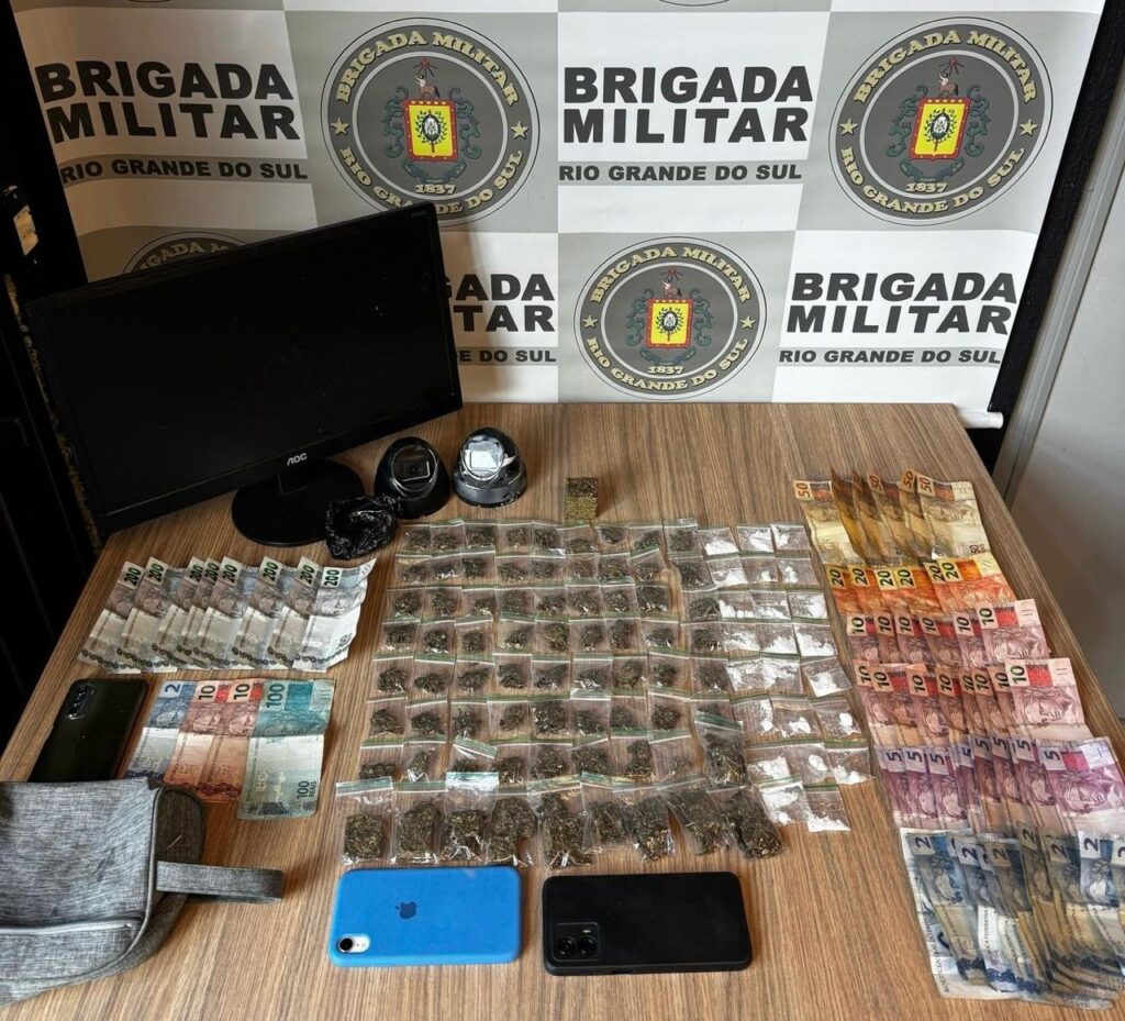 Brigada apreende adolescentes de 16 e 17 anos por tráfico de entorpecentes em Bento Gonçalves.