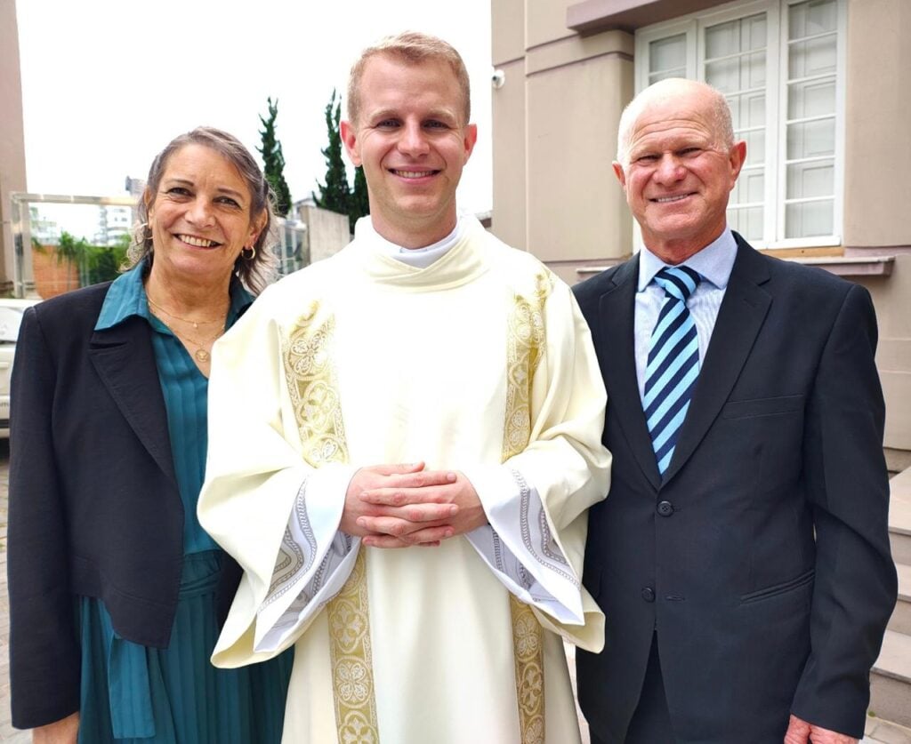 Eduardo Cantelli, com os pais, Gilmar e Dalvina.