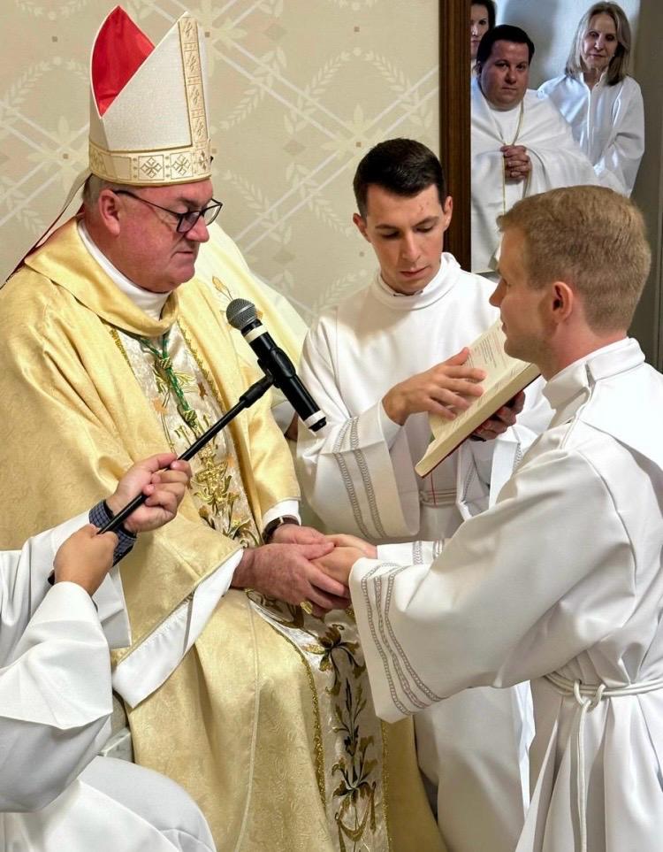 Eduardo Cantelli foi ordenado diácono em celebração presidida por Dom José Gislon. Foto: Diocese de Caxias do Sul.