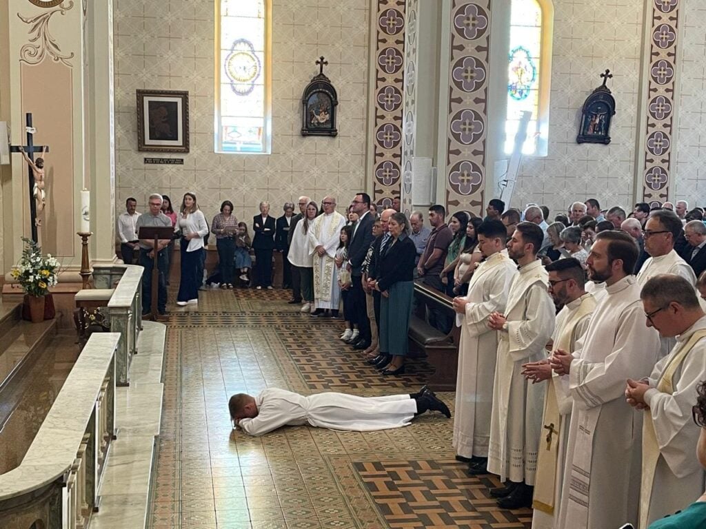Eduardo Cantelli prostrou-se ao chão, em sinal de despojamento e entrega, enquanto a igreja entoava a Ladainha de Todos os Santos.