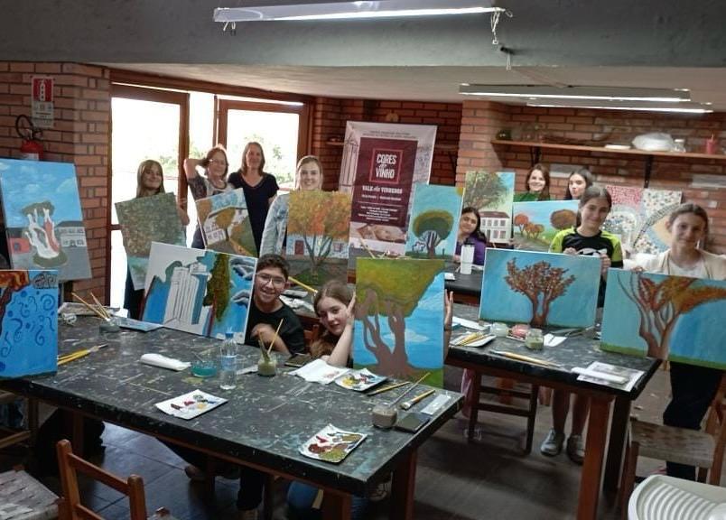 Nas oficinas do "Cores do Vinho", a inspiração nas tonalidades e nuances dos vinhos do Vale dos Vinhedos se transforma em arte.