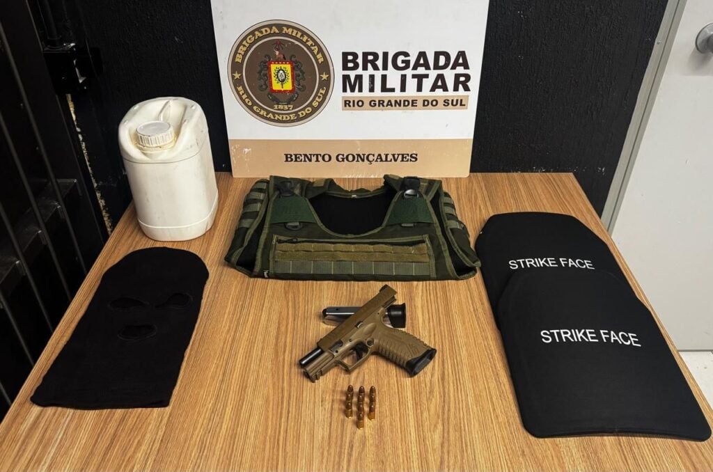 Brigada Militar apreende adolescente de 17 anos com pistola, colete balístico e toca ninja após roubo de veículo em Bento Gonçalves.