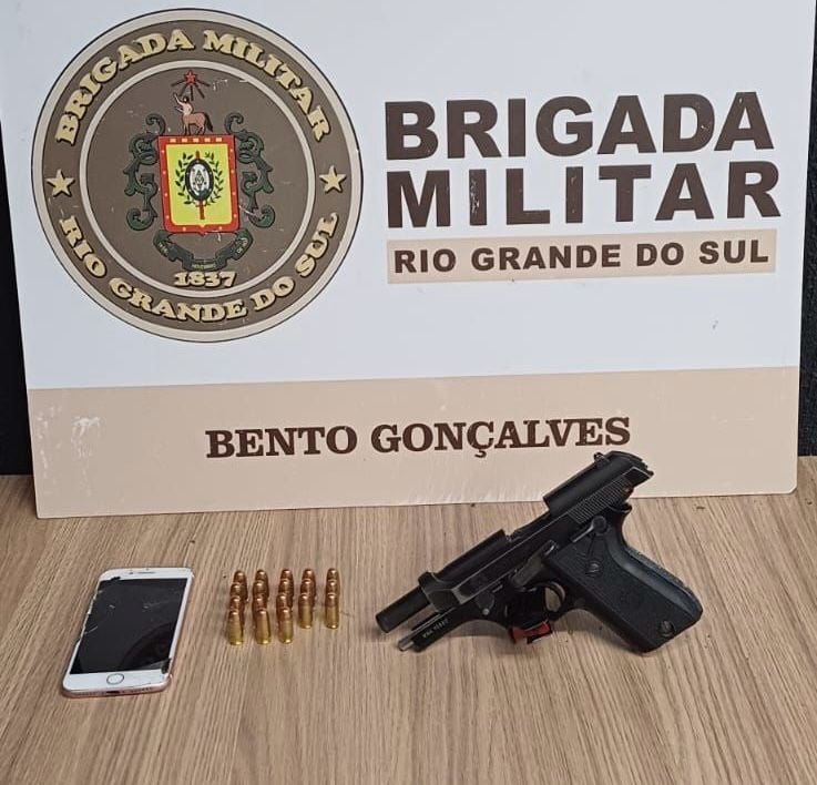 Brigada Militar apreende adolescente de 17 anos com pistola, colete balístico e toca ninja após roubo de veículo em Bento Gonçalves.