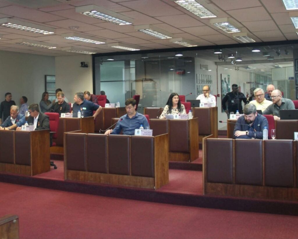 Câmara de Vereadores de Bento Gonçalves aprova a criação de 8 cargos de auxiliar de farmácia e 30 cargos de enfermeiro.