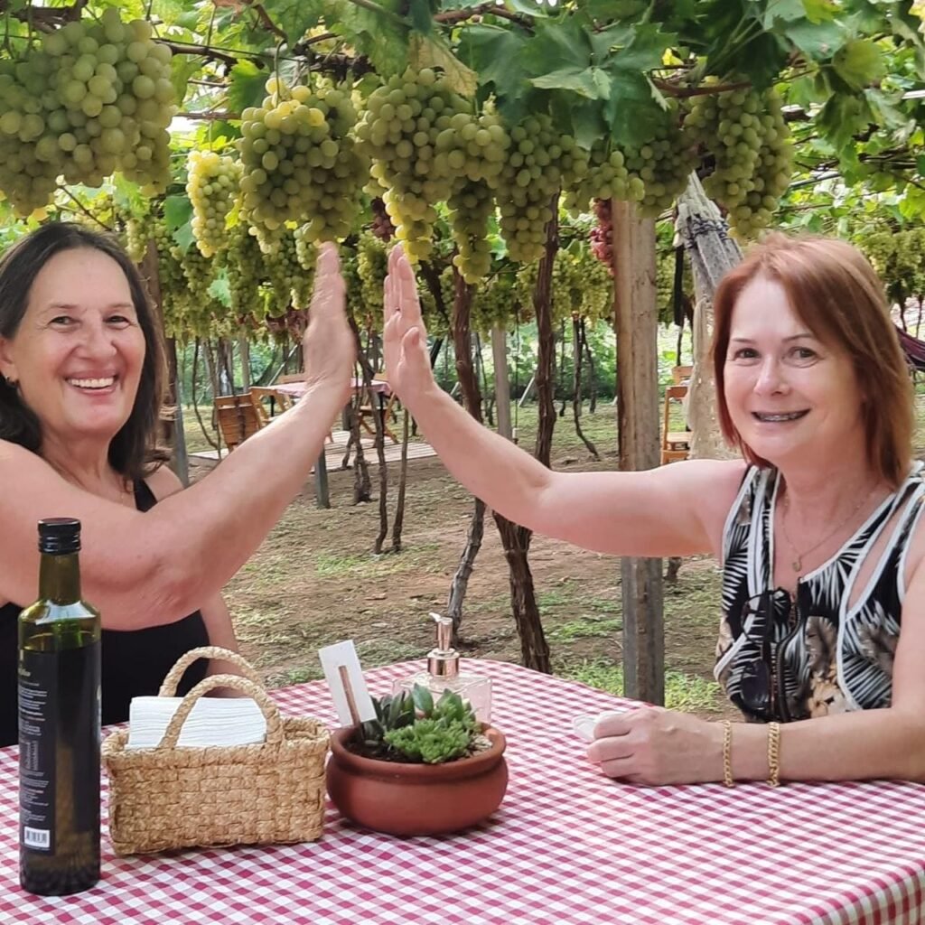 A sensibilidade artística de Zelia Paludo encontra a visão única de Marilene Beltram na vibrante exposição “Cores do Vinho – Vale dos Vinhedos”.