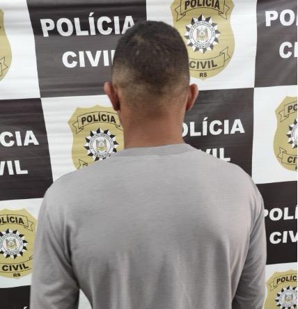 Sujeito de 22 anos ficou indignado ao ser notificado sobre medida protetiva, voltou para casa e agrediu a ex-companheira, em Farroupilha.