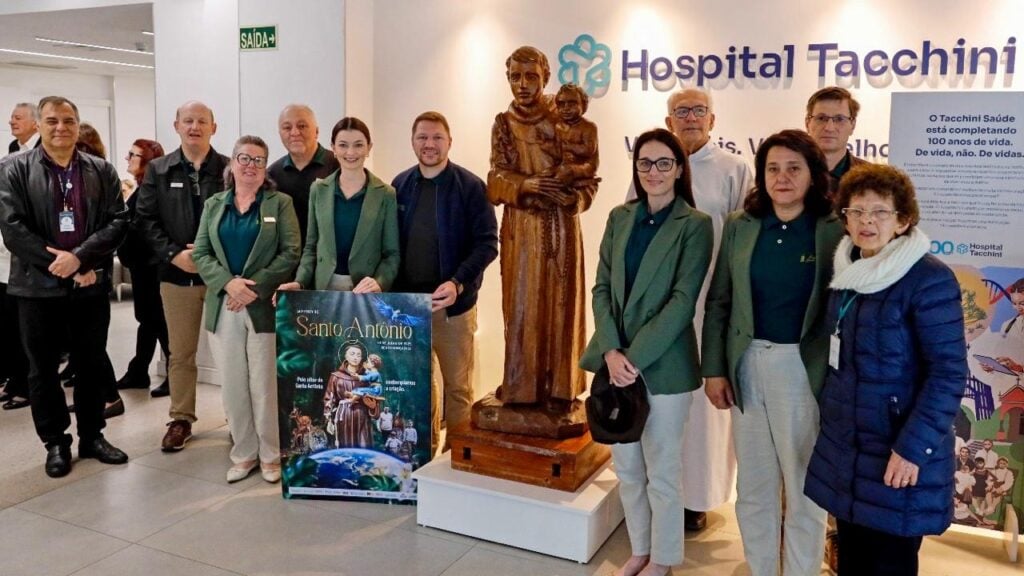 Hospital Tacchini recebe imagem de Santo Antônio.