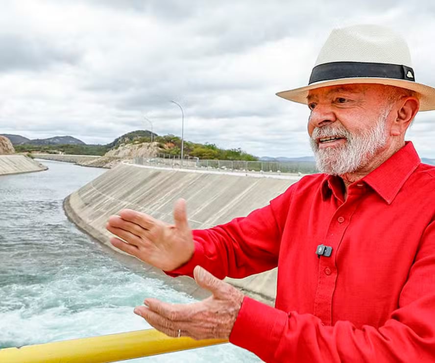 Lula: “Deus deixou o sertão sem água, porque Ele sabia que eu ia ser Presidente e eu ia trazer água pra cá”.