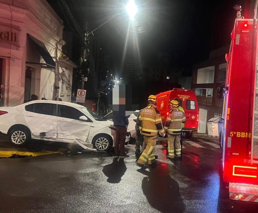Mais um acidente no cruzamento da Júlio com a Ramiro em Bento Gonçalves.