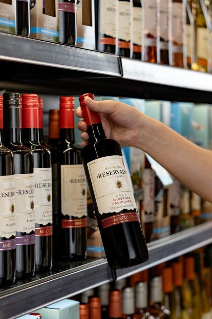 Todos os rótulos da linha de vinhos Reservado Marcus James fazem parte da campanha ‘De Malas Prontas com Marcus James’, da Aurora.