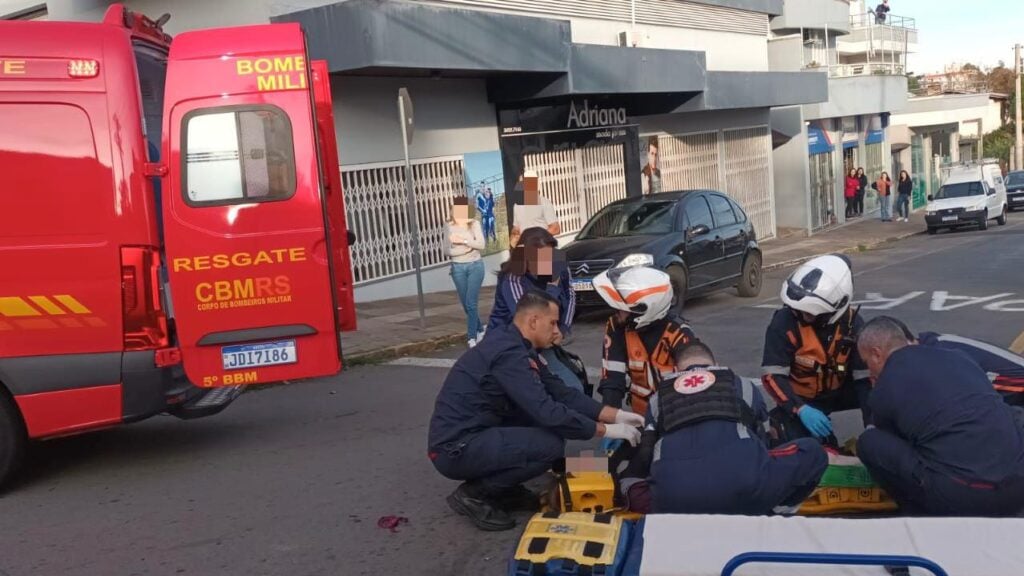 Motociclista fica ferida em colisão com carro no bairro Progresso, em Bento Gonçalves