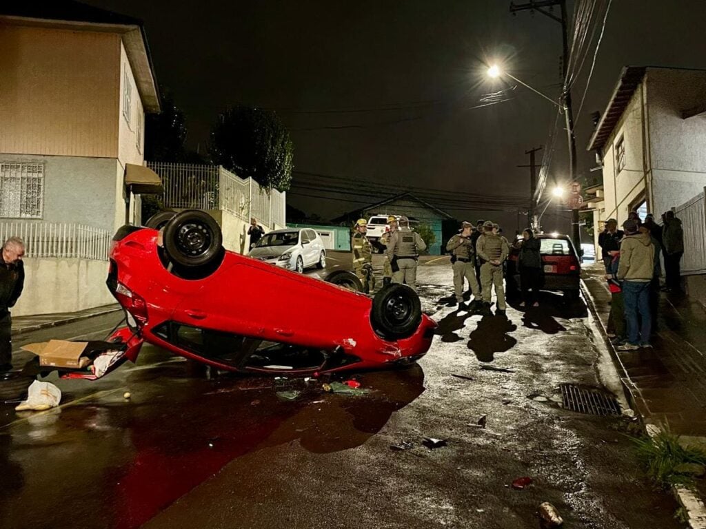 Motorista capota carro em Bento Gonçalves e foge; proprietária alega que veículo foi furtado.