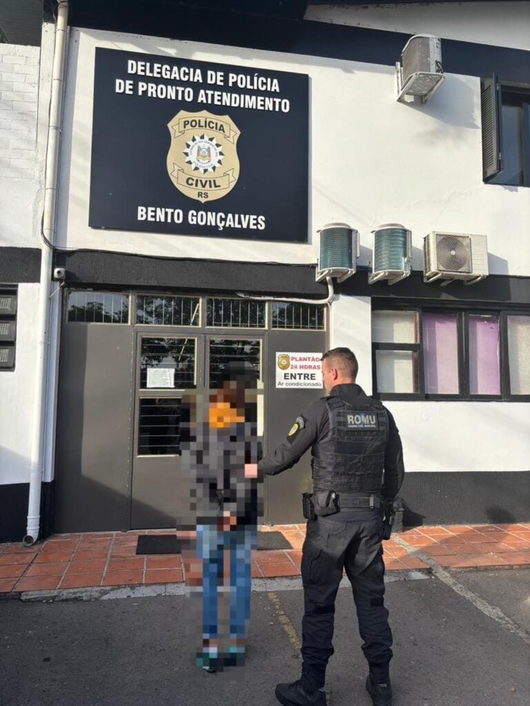 Mulher usava o portaóculos para comercializar drogas em Bento Gonçalves.