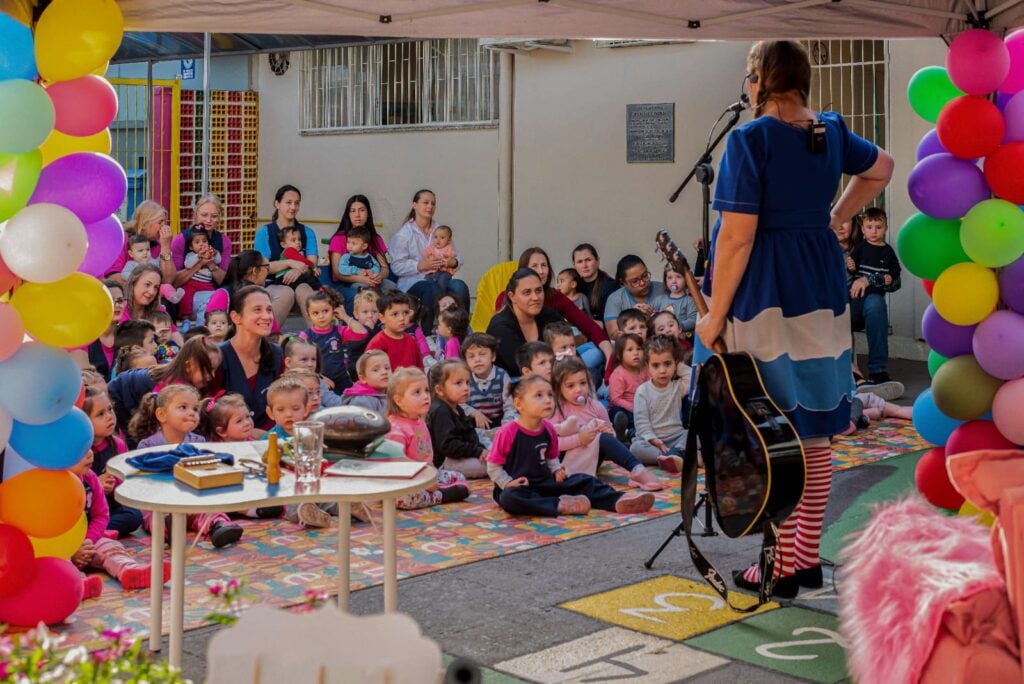 Mais de 3.500 crianças participam da Feira do Livro Infantil Sesc em Bento Gonçalves.