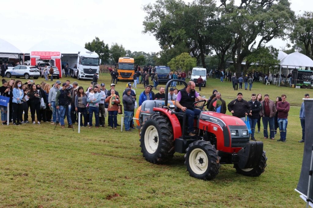 Demonstrações de tecnologias na viticultura, clima, força feminina, juventude no campo e crédito rural ganham destaque nesta sétima edição do Vitis Aurora.