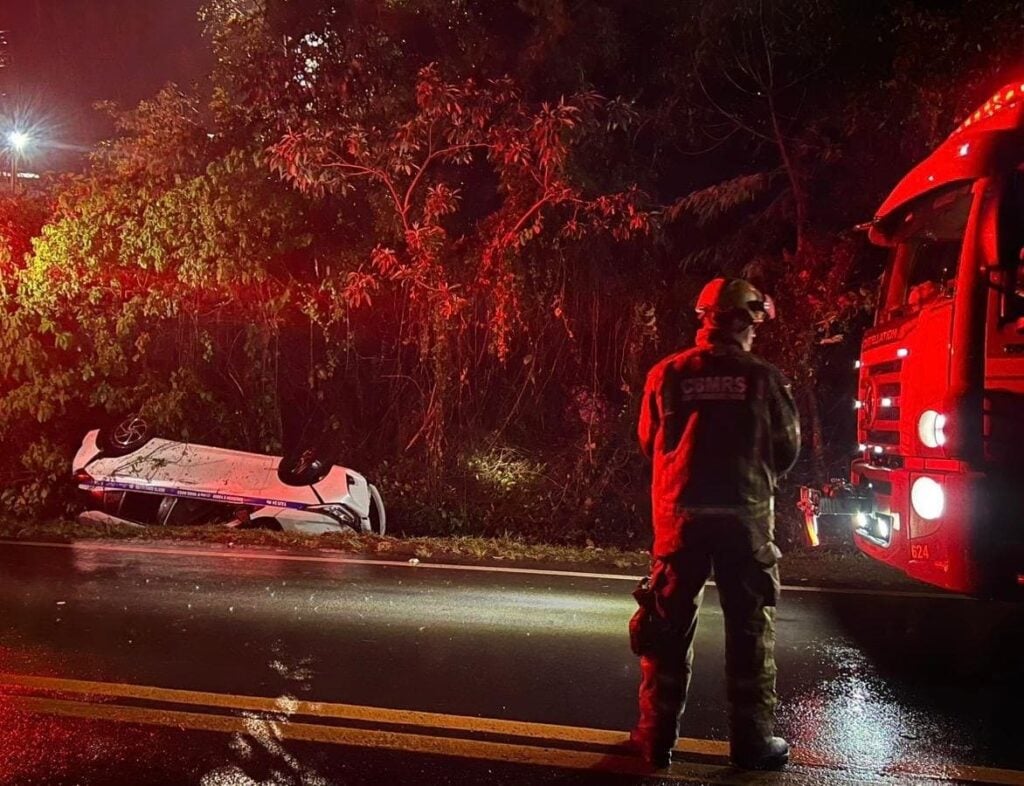 Taxista perde controle e capota na BR-470 em Bento Gonçalves.