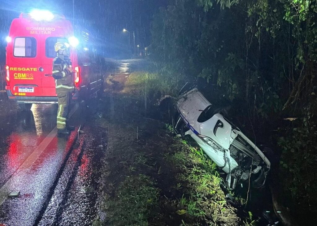 Taxista perde controle e capota na BR-470 em Bento Gonçalves.