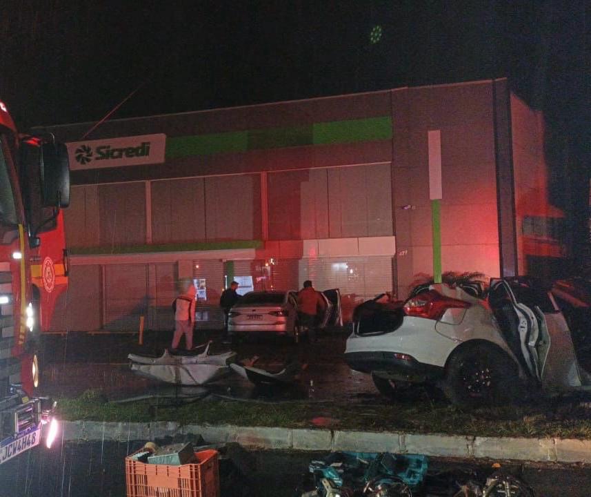 Motorista bate em poste e bombeiros cortam teto do Focus para resgate em Bento Gonçalves.