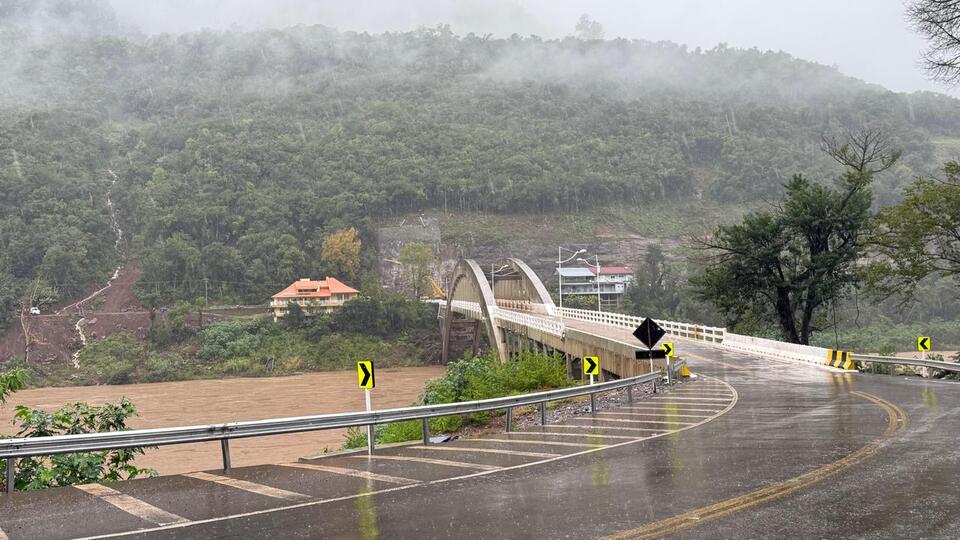 BR-470 entre Bento Gonçalves e Veranópolis fechada por tempo indeterminado.