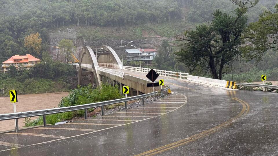 Trecho da BR-470 na Serra das Antas entre Veranópolis e Bento Gonçalves está interditado para avaliação.