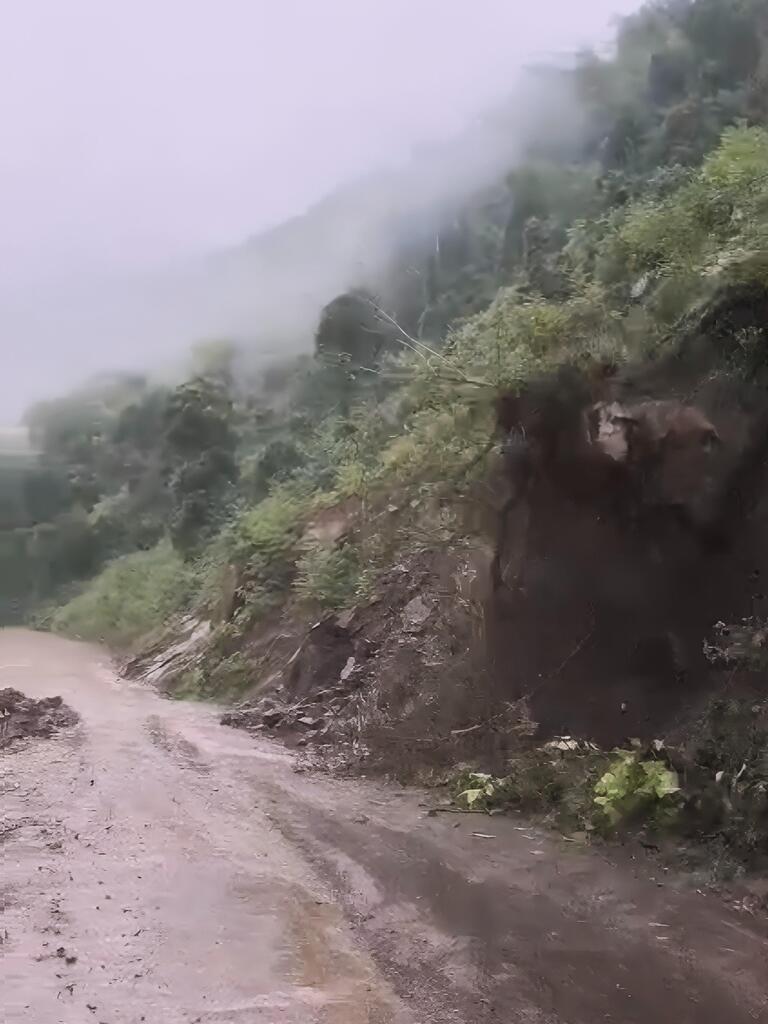Chuva volta a causar danos na estrada entre Cotiporã e Dois Lajeados.