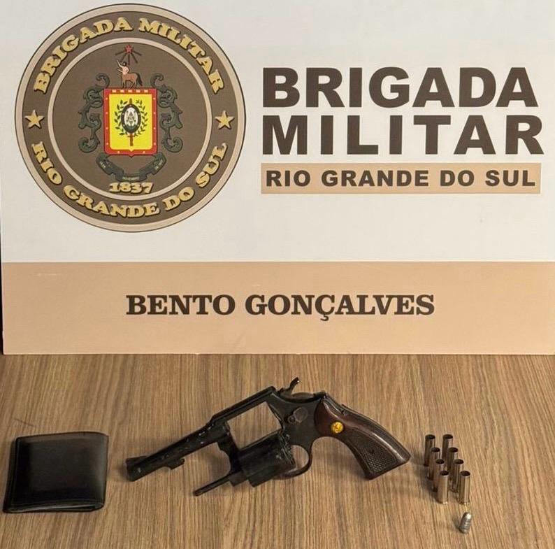 Desastrado atira em via pública, acerta a própria mão e é preso em Santa Tereza.