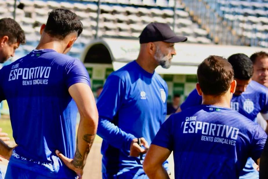 Esportivo perde para o Inter-SM e demite o treinador Alê Menezes.