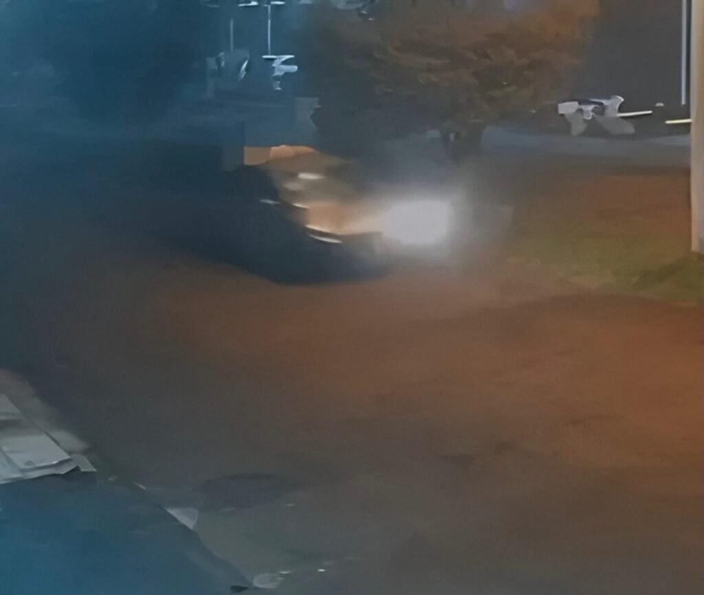 Homem alega que estacionou em casa e encontrou mulher morta em cima do carro.