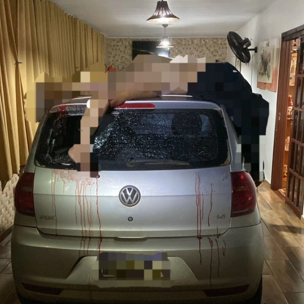 Homem alega que estacionou em casa e encontrou mulher morta em cima do carro.
