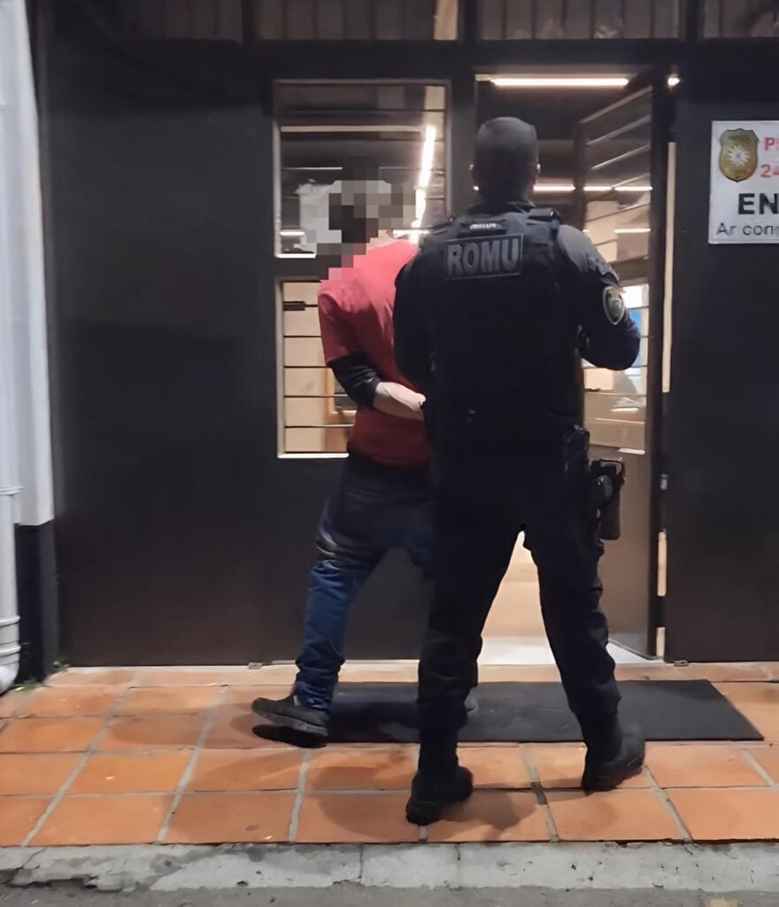 Homem é preso chutando aparelhos de cobrança de estacionamento em Bento Gonçalves.