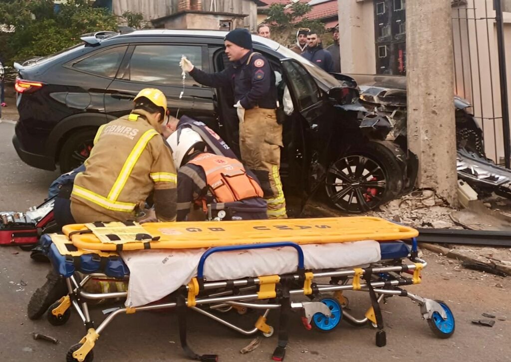 Homem é reanimado e levado com vida ao hospital em Bento Gonçalves.