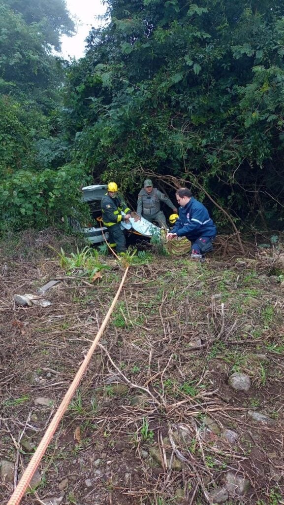 Idoso fica um dia caído em penhasco após saída de pista em Monte Belo do Sul.