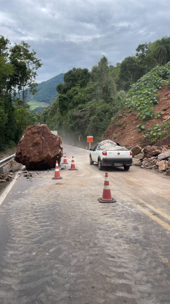 Imagem de pedrão na BR-470, na Serra das Antas, assusta motoristas.