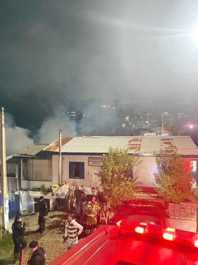 Incêndio atinge 5 casas em Bento Gonçalves.