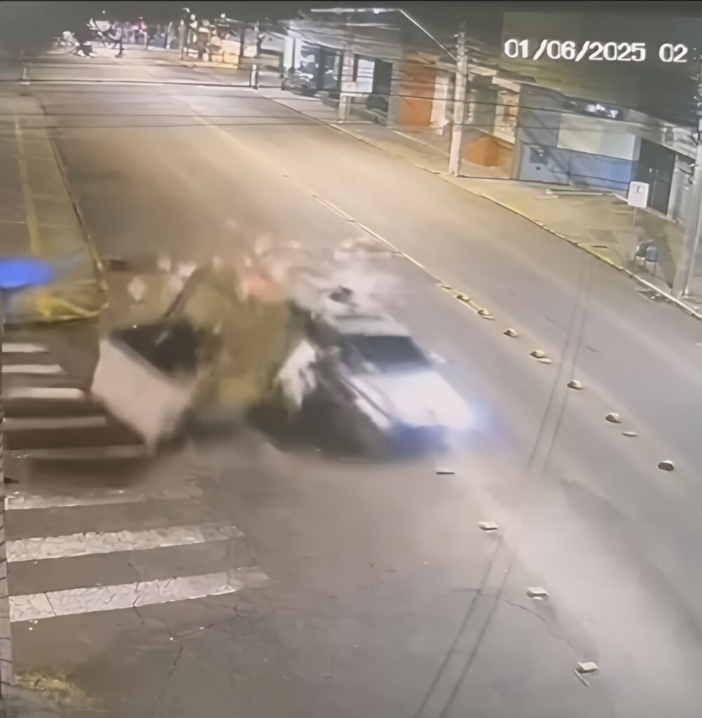 Motorista bate contra container de lixo em Bento Gonçalves.