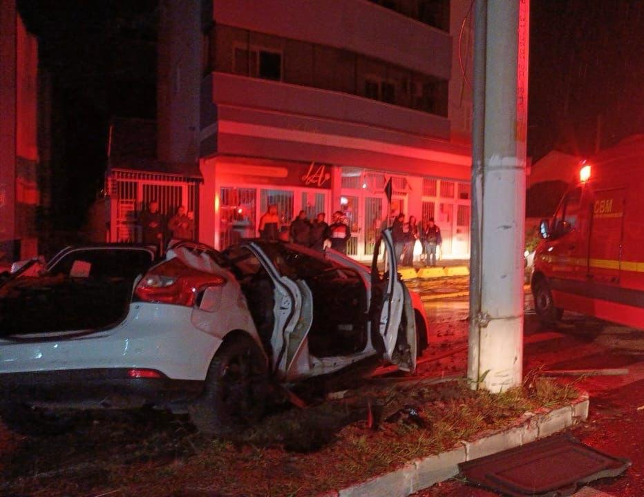 Motorista bate em poste e bombeiros cortam teto do Focus para resgate em Bento.