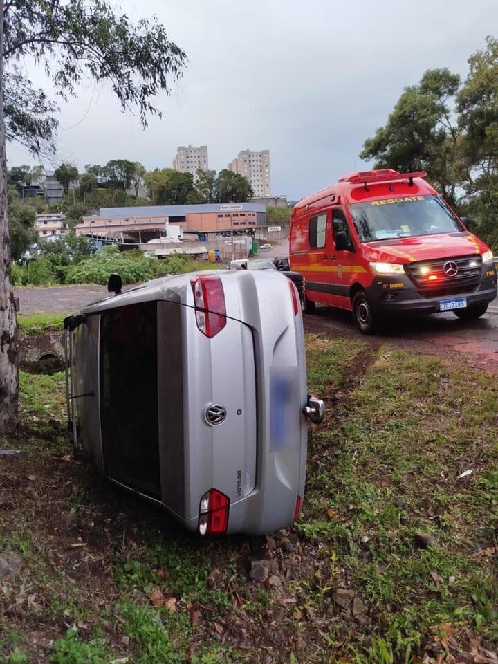 Mulher diz que Voyage aquaplanou, saiu da pista e capotou em Bento Gonçalves.
