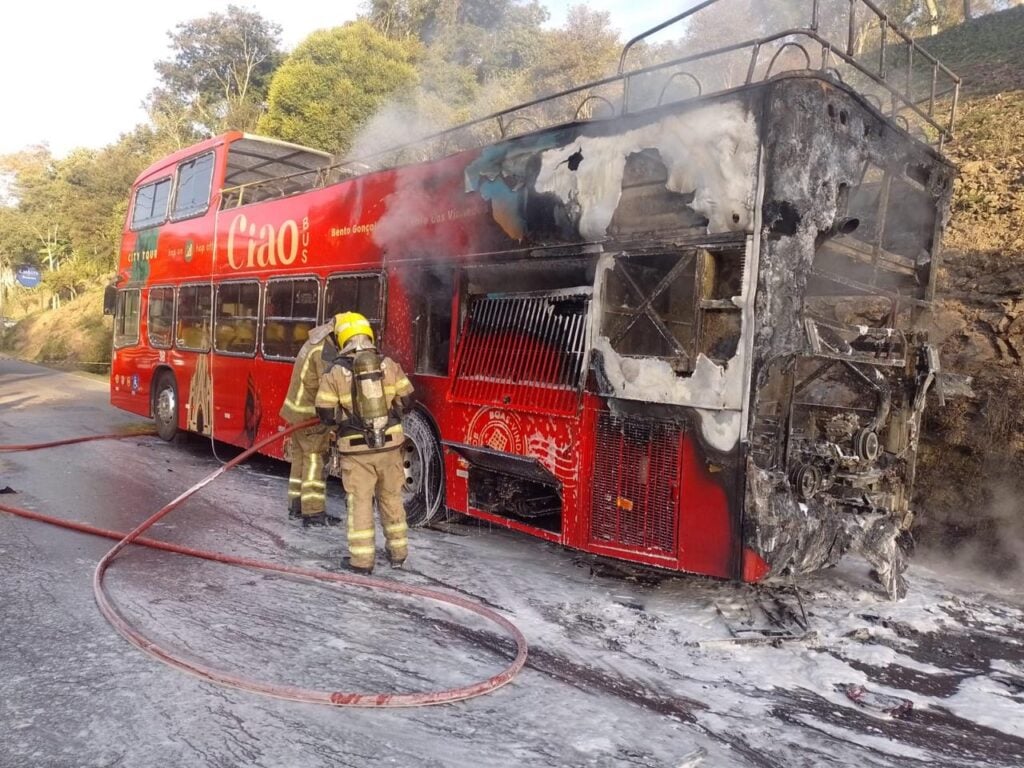 Ônibus pega fogo no Vale dos Vinhedos.