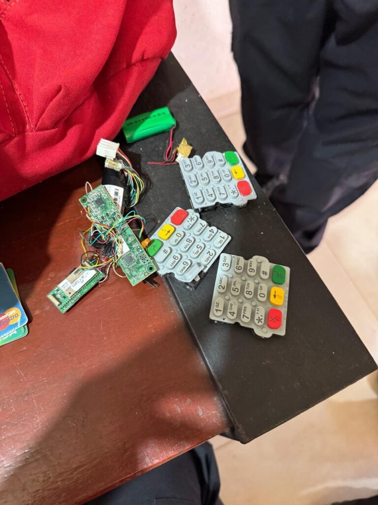 PF prende meliantes que instalavam 'chupa-cabra' em caixas eletrônicos.