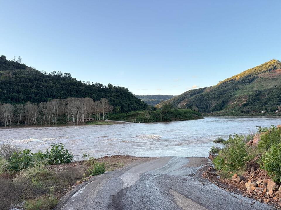 Ponte de Cotiporã interditada.