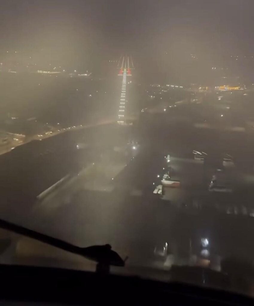 Pouso impressionante em Porto Alegre com visibilidade reduzida.