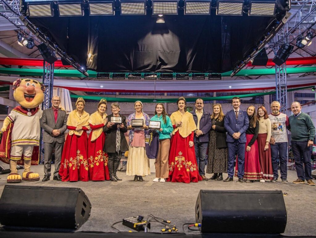 Fenavinho 2025: Jogos Coloniais e Desfile Cultural coroam campeões em celebração aos 150 anos da imigração italiana.