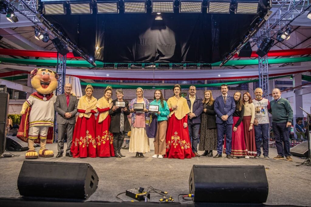 Fenavinho 2025: Jogos Coloniais e Desfile Cultural coroam campeões em celebração aos 150 anos da imigração italiana.