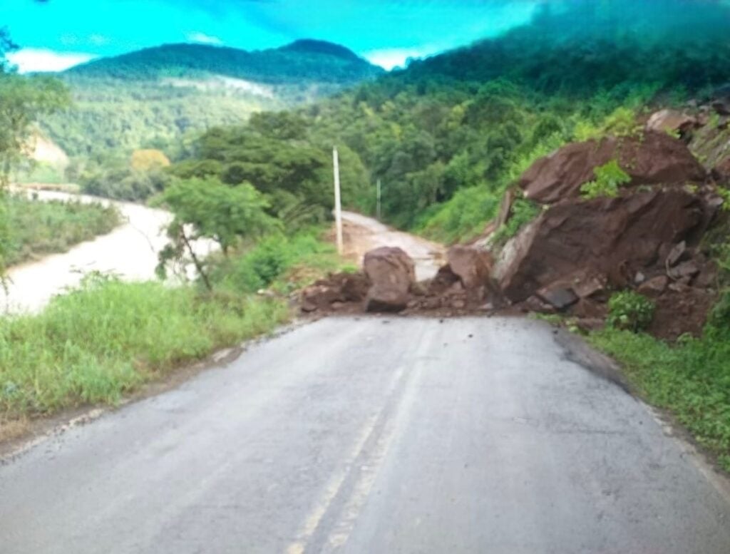 Rocha gigante bloqueia estrada entre Cotiporã e Dois Lajeados.