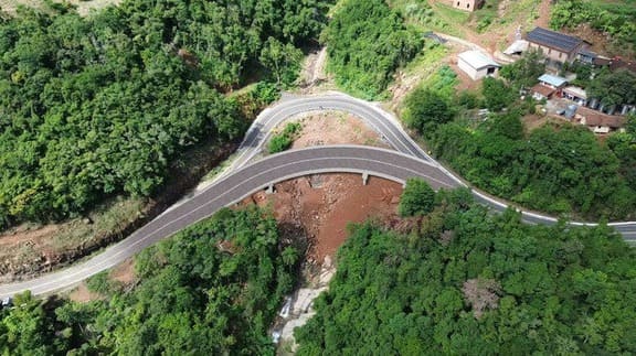 Viadutos em construção na BR-470.