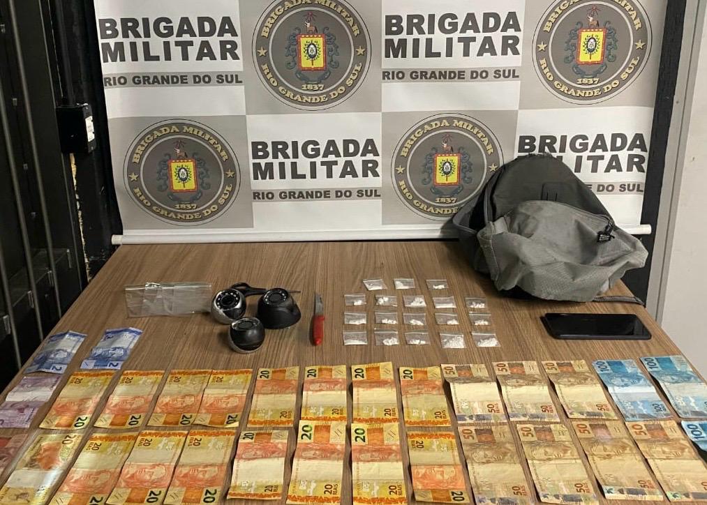 4º BPChq apreende adolescente e drogas em Bento Gonçalves.