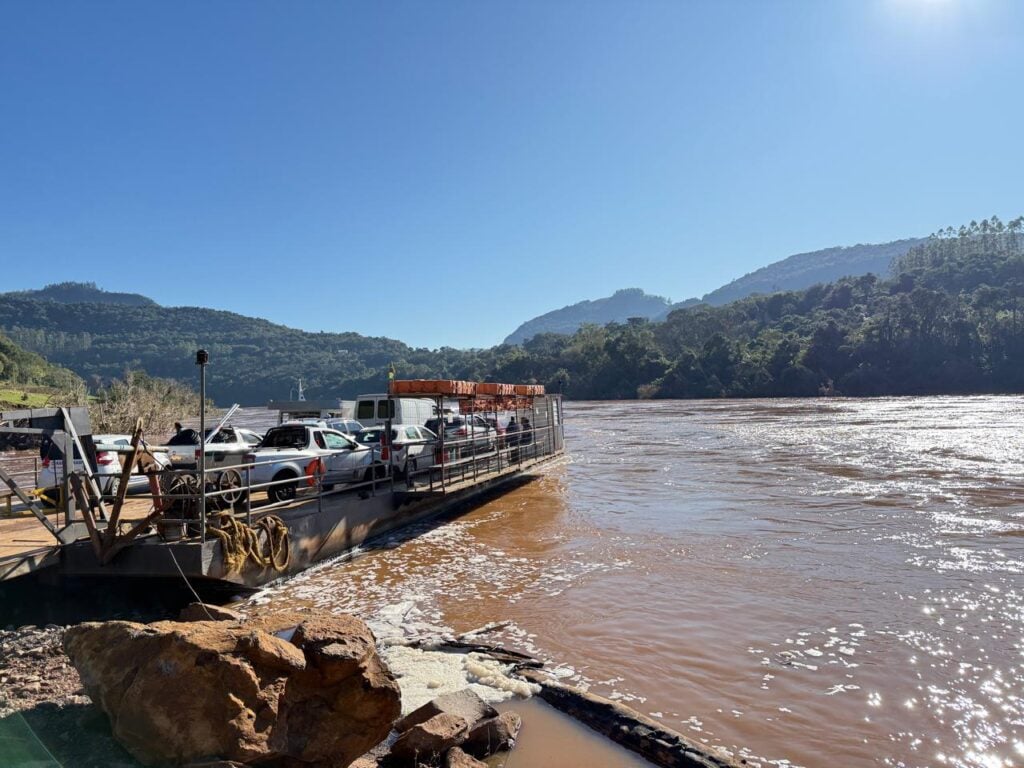 Balsa de Santa Bárbara volta a operar.