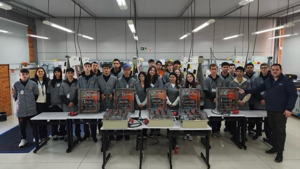 Alunos do Senai de Bento constroem painéis didáticos que levam formação profissional a novas localidades.
