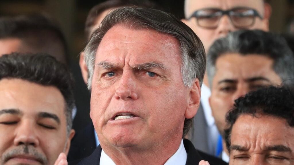 Bolsonaro de tornozeleira eletrônica e fora das redes sociais.